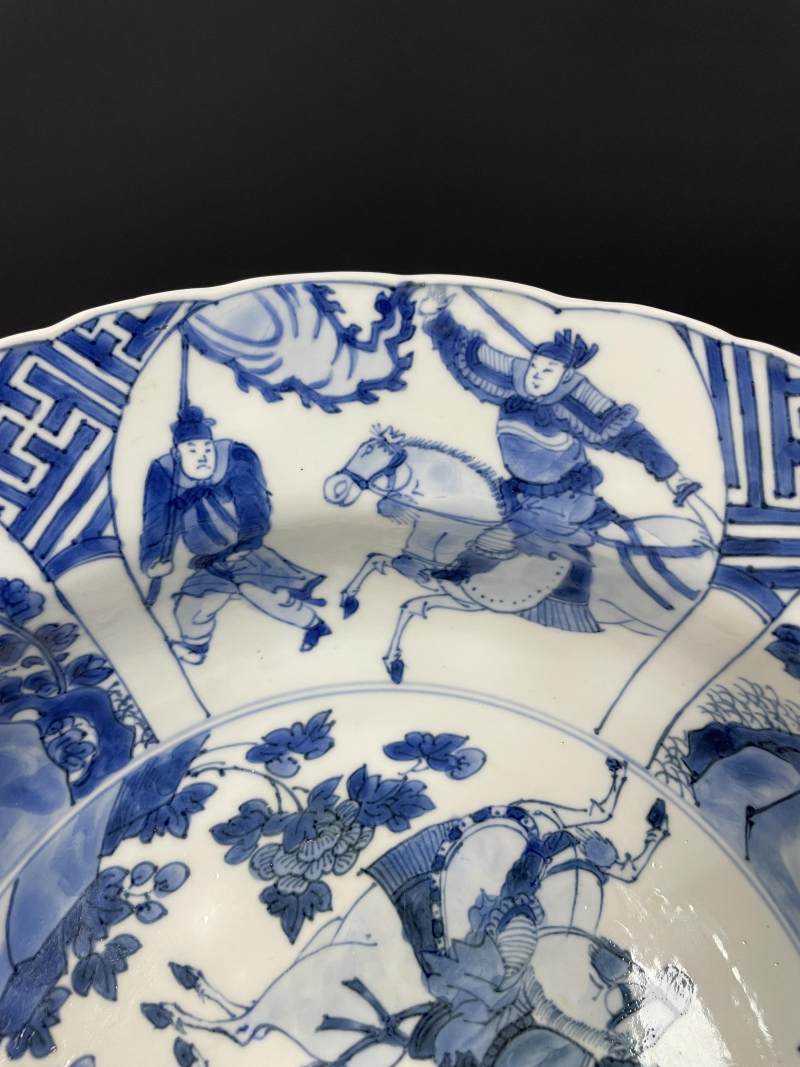 清康熙  青花锦地开光刀马人物纹折沿大盘 - 图6