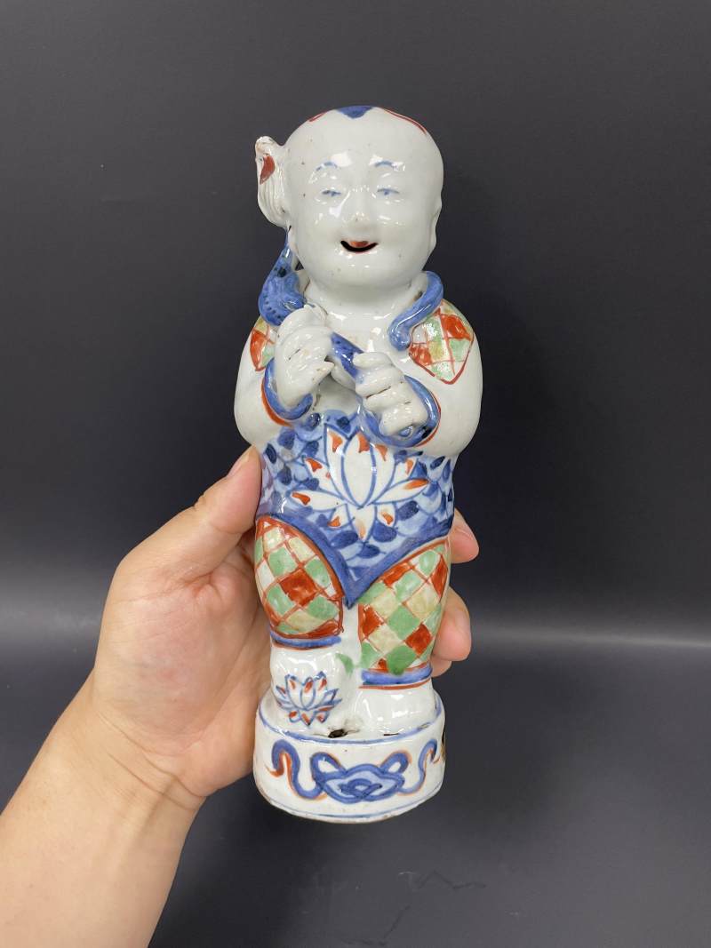 明万历  青花五彩持莲童子像 - 图2