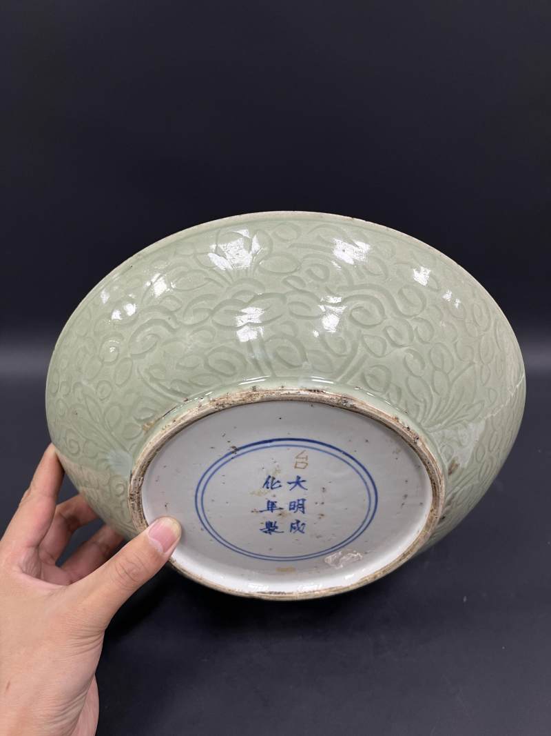 明晚期  青釉暗刻缠枝莲纹大盘 - 图4