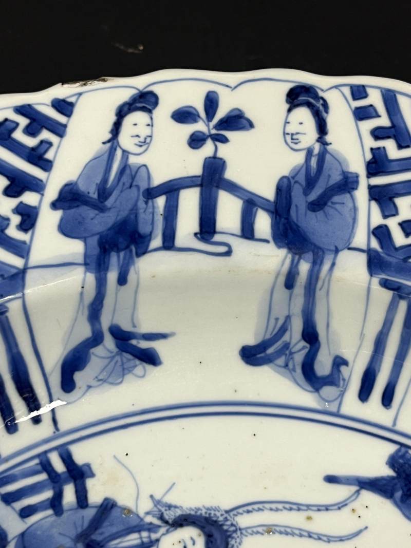 清康熙  青花开光仕女图折沿大盘 - 图12