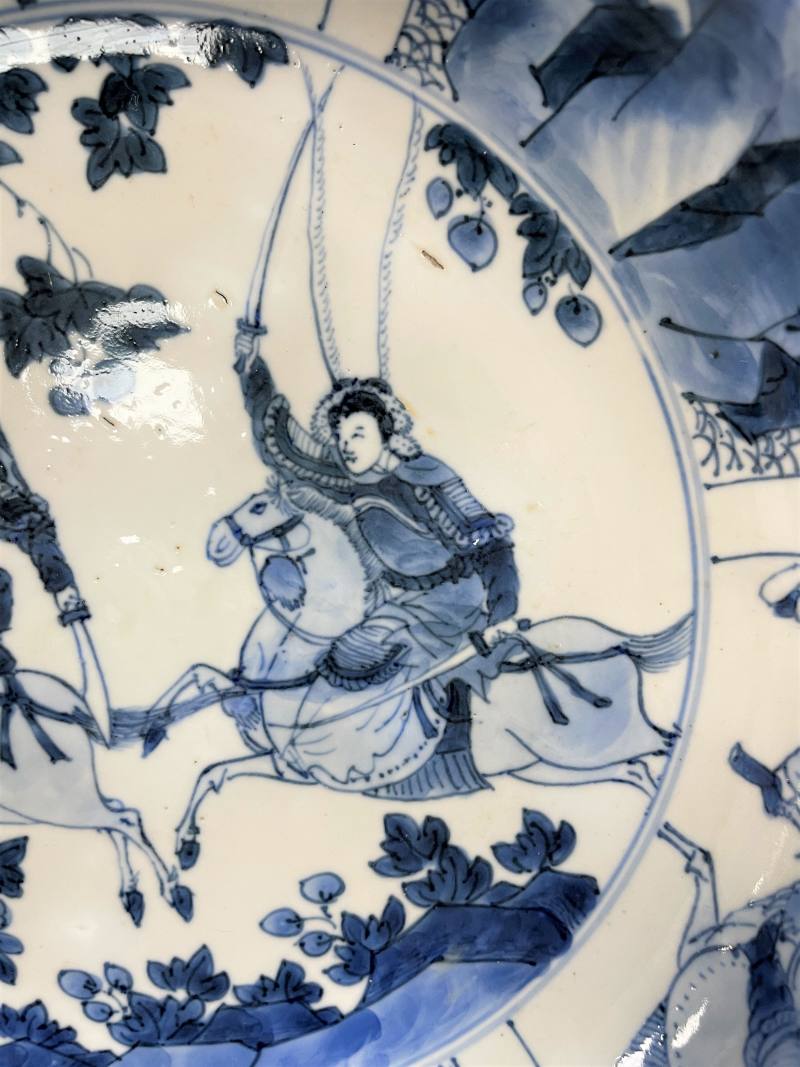 清康熙  青花锦地开光刀马人物纹折沿大盘 - 图11