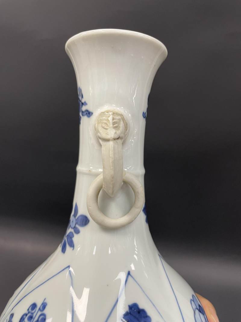 清康熙  青花莲瓣开光四季花卉纹螭耳衔环瓶 - 图12