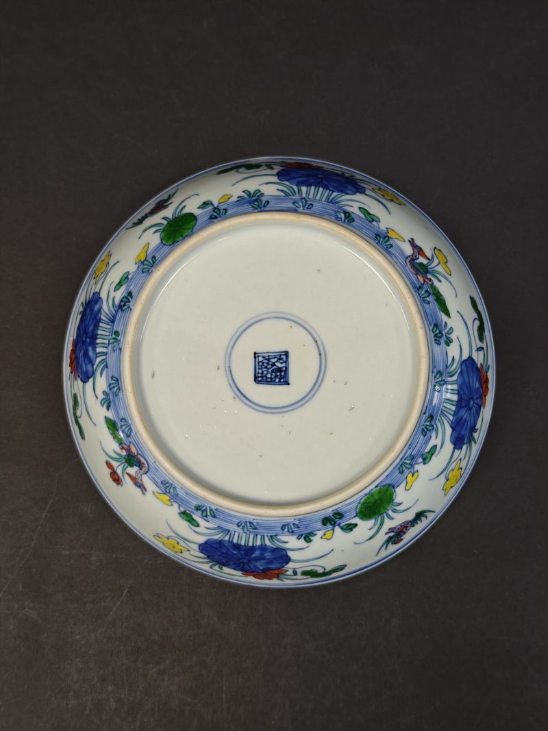 清康熙  斗彩荷塘鸳鸯纹盘 - 图4