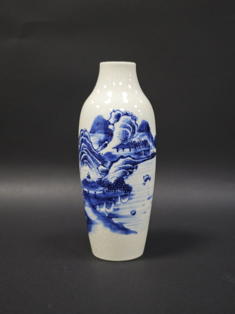 清雍正  浆胎青花山水人物纹莱菔瓶 - 图2