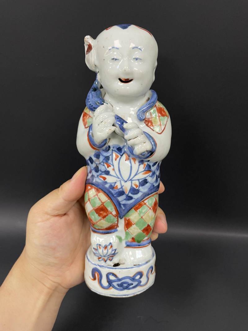 明万历  青花五彩持莲童子像 - 图7