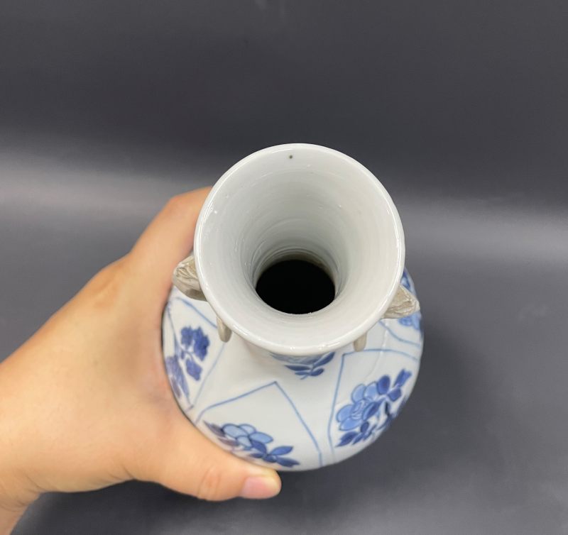 清康熙  青花莲瓣开光四季花卉纹螭耳衔环瓶 - 图13
