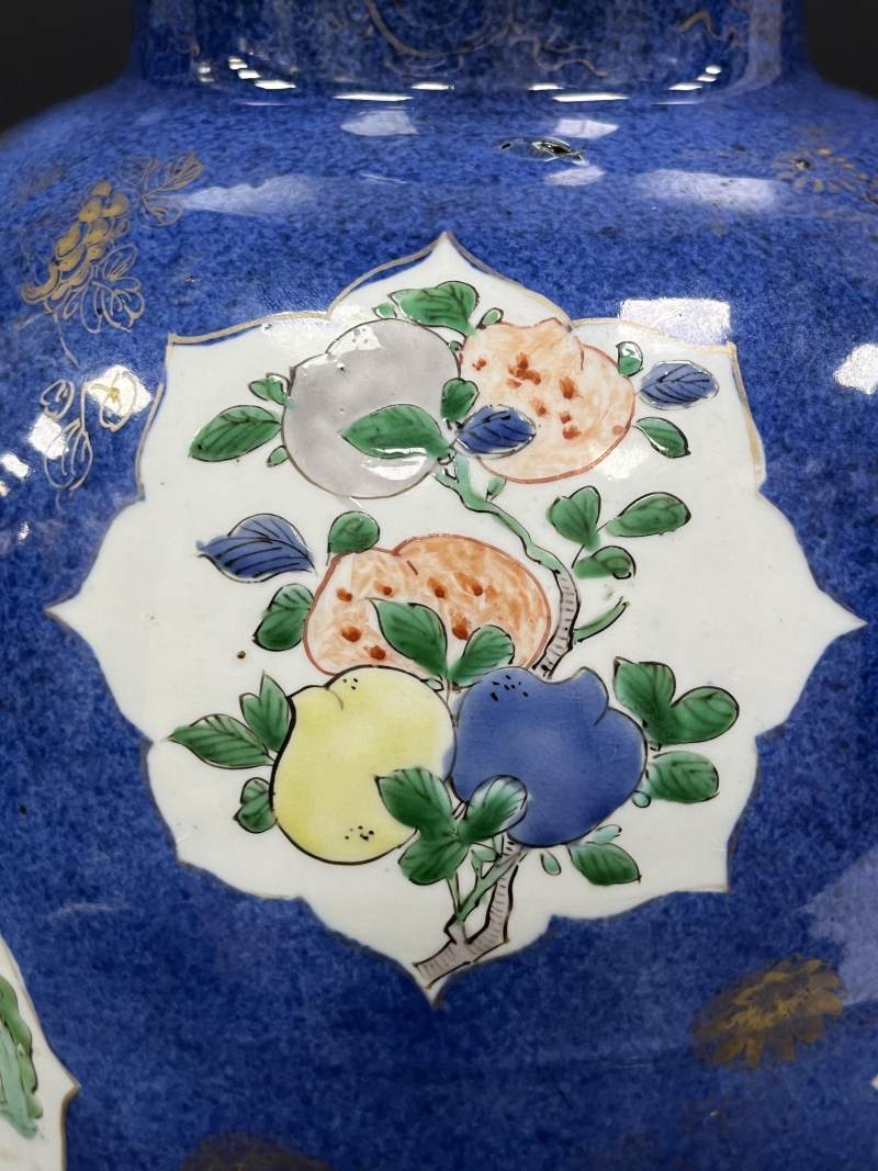 清康熙  洒蓝釉描金开光五彩山水花卉侍女图罐 - 图15