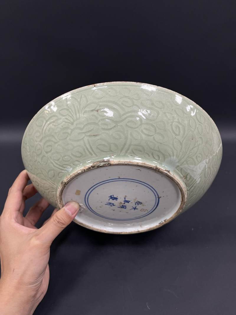 明晚期  青釉暗刻缠枝莲纹大盘 - 图6