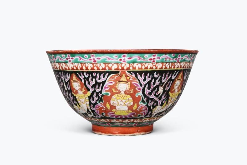 清乾隆  墨地粉彩神仙人物纹大碗