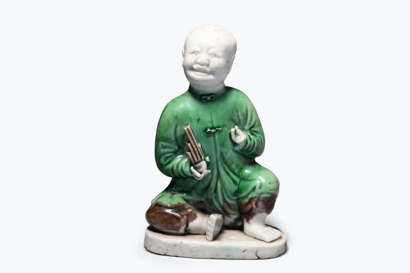 清康熙  素三彩乐舞童子小像