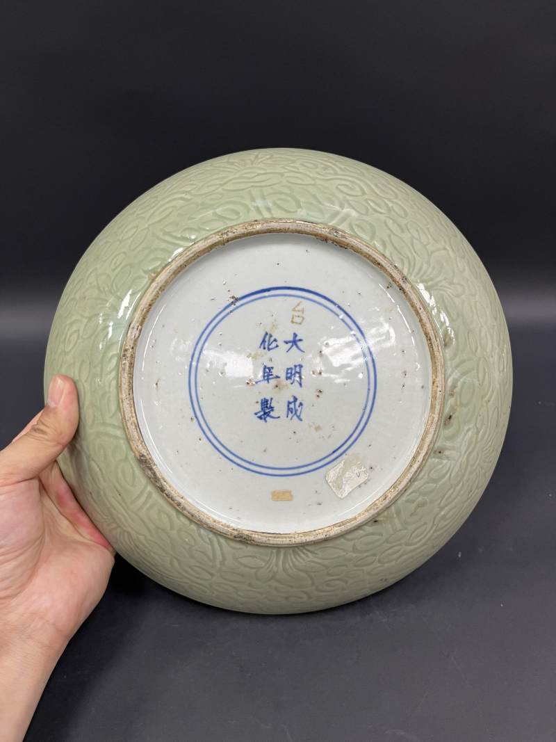 明晚期  青釉暗刻缠枝莲纹大盘 - 图7