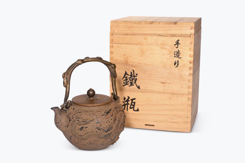 近代  龟文堂造家戊日本琵琶湖在东款游龙纹铁瓶