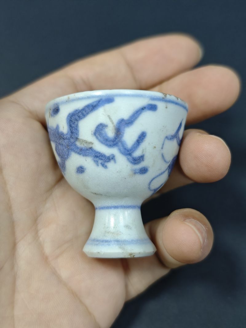 明末清初  青花云龙纹小高足杯、缠枝花卉纹印盒三件 - 图15