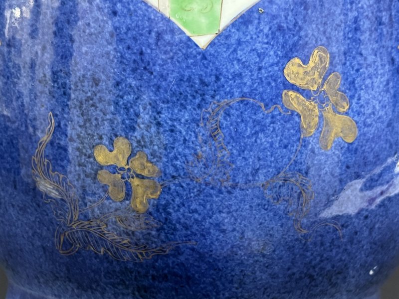 清康熙  洒蓝釉描金开光五彩山水花卉侍女图罐 - 图18