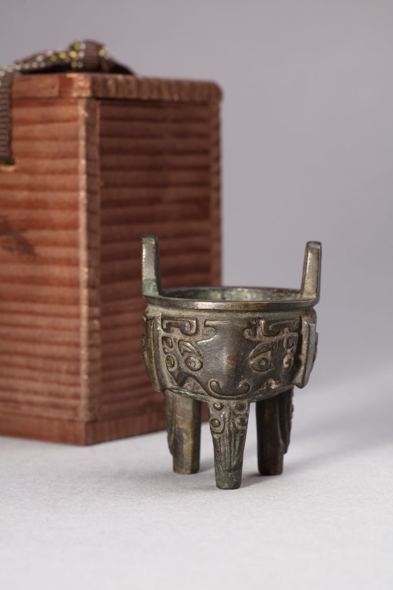 清早期  铜兽面纹鼎式琴炉 - 图2