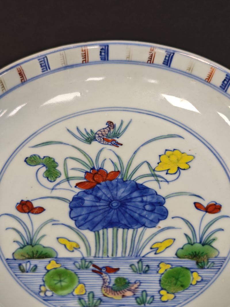 清康熙  斗彩荷塘鸳鸯纹盘 - 图8