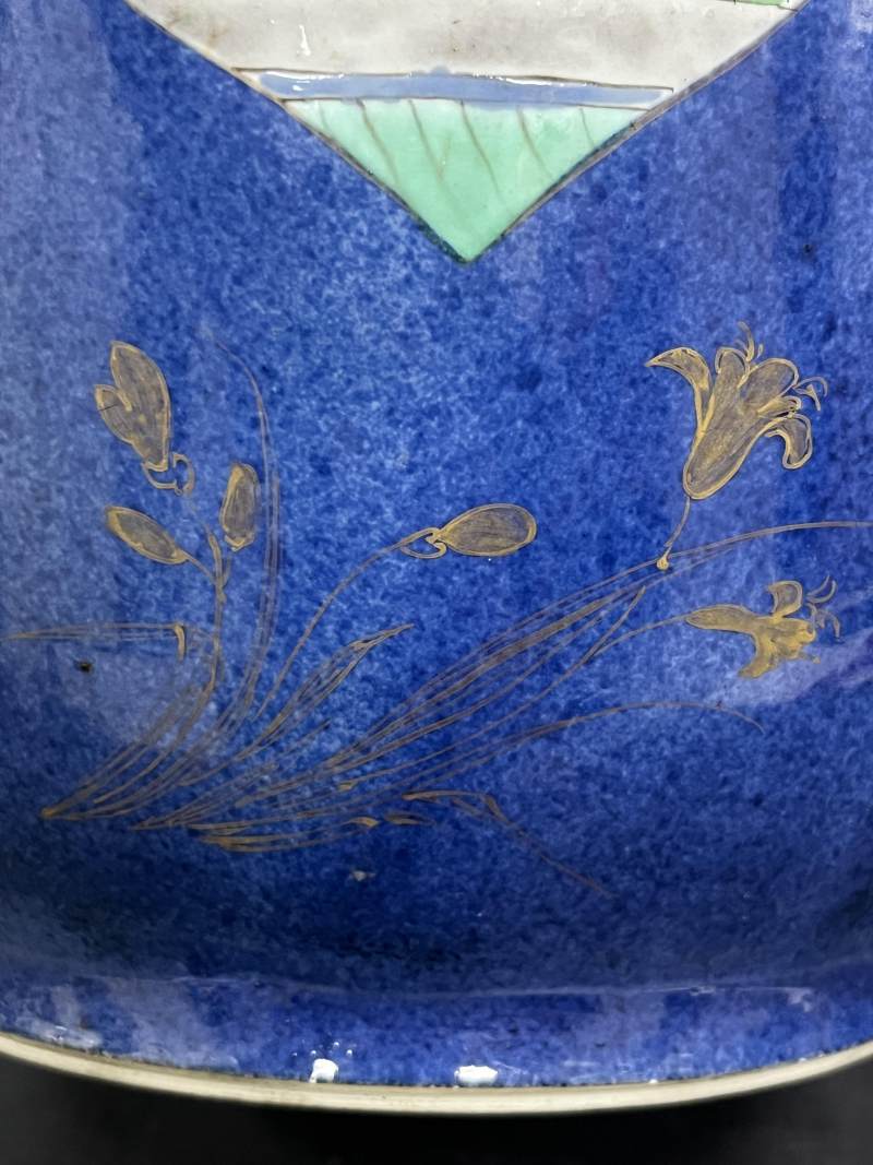 清康熙  洒蓝釉描金开光五彩山水花卉侍女图罐 - 图19