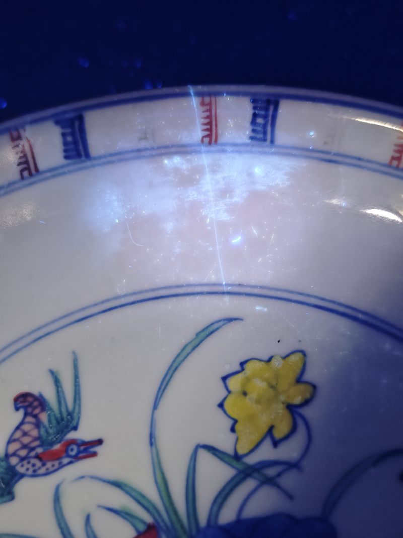 清康熙  斗彩荷塘鸳鸯纹盘 - 图9