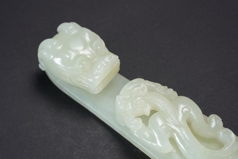 清  白玉苍龙教子带钩 - 图2