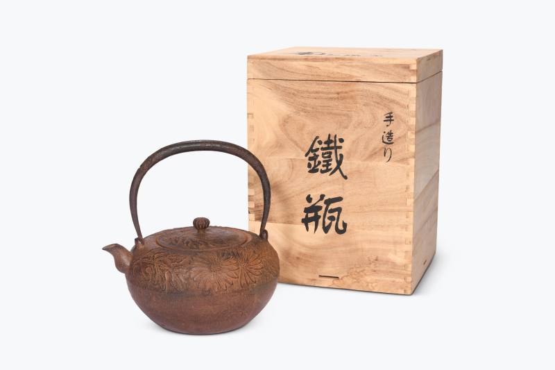 近代  中村立德造款菊花纹南部铁瓶