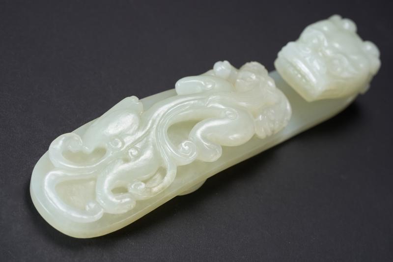 清  白玉苍龙教子带钩 - 图3
