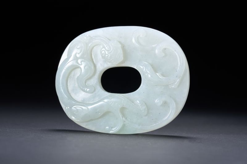 清中期  白玉浮雕龙凤纹椭圆璧