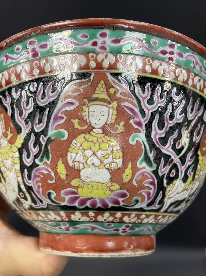 清乾隆  墨地粉彩神仙人物纹大碗 - 图9