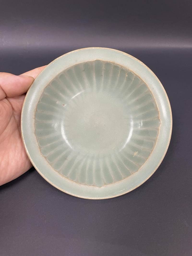 元  龙泉青釉菊瓣纹折沿盘 - 图3