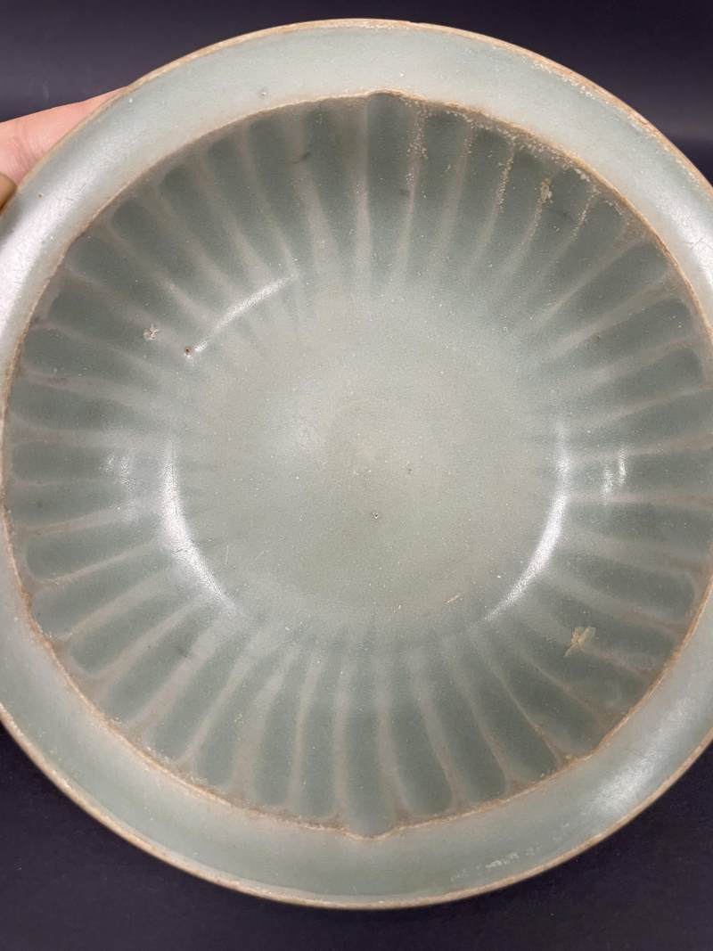 元  龙泉青釉菊瓣纹折沿盘 - 图4