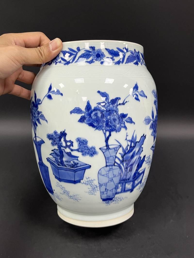 明崇祯  青花博古瓶花纹莲子罐 - 图3