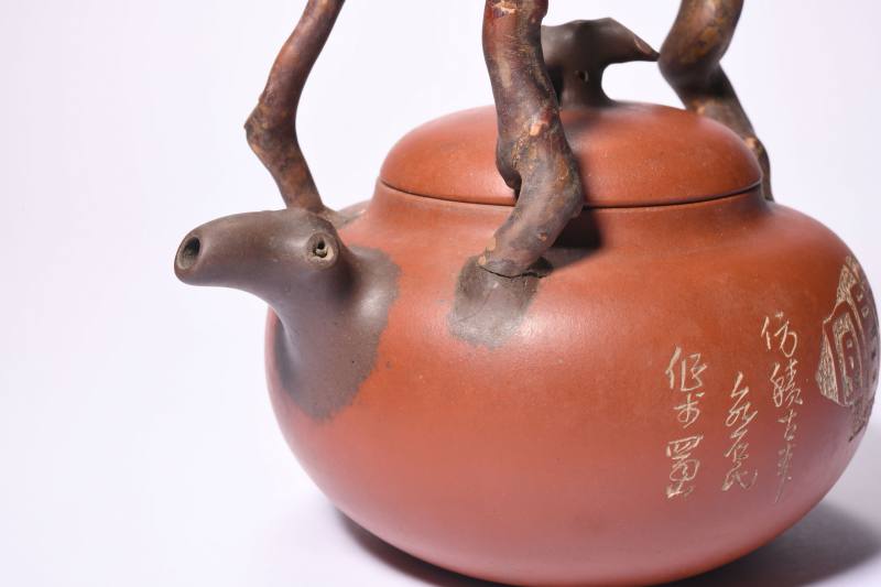 近代  束金寿制泉石铭句巧色东坡提梁壶（木质提梁） - 图5