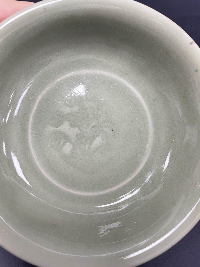 明早期  龙泉窑青釉暗刻花卉纹盘 - 图4