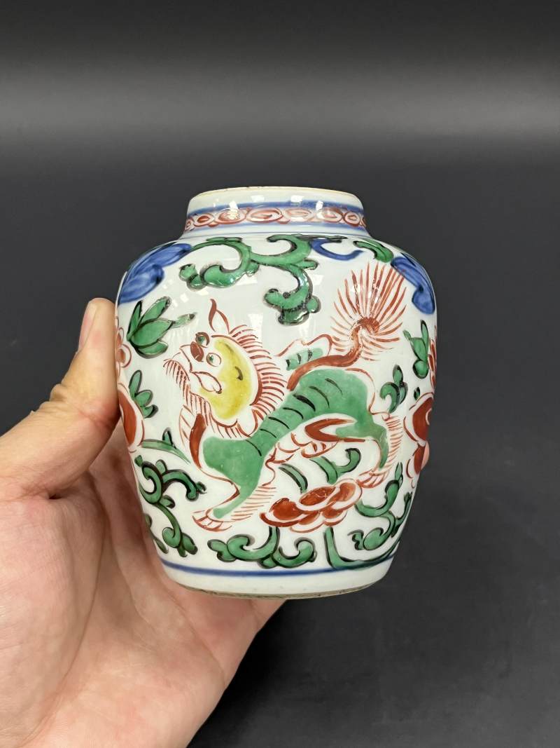 清顺治  青花五彩连生贵子图将军罐、穿花狮纹小盖罐各一件 - 图5