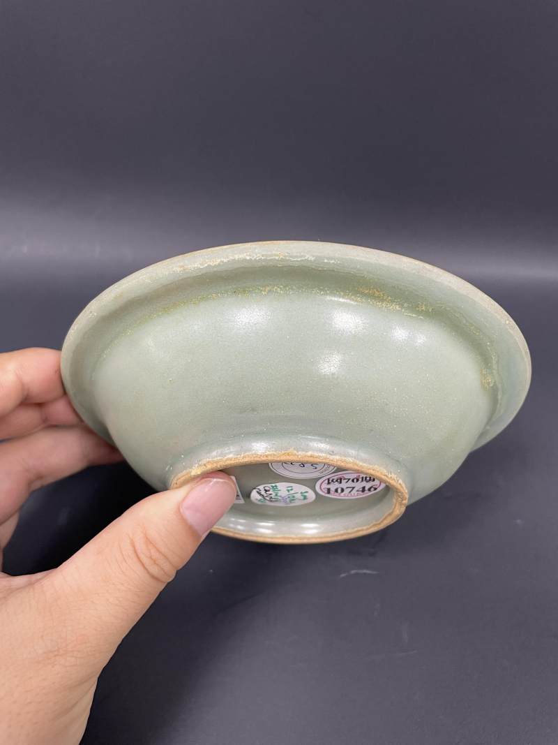 元  龙泉青釉菊瓣纹折沿盘 - 图6