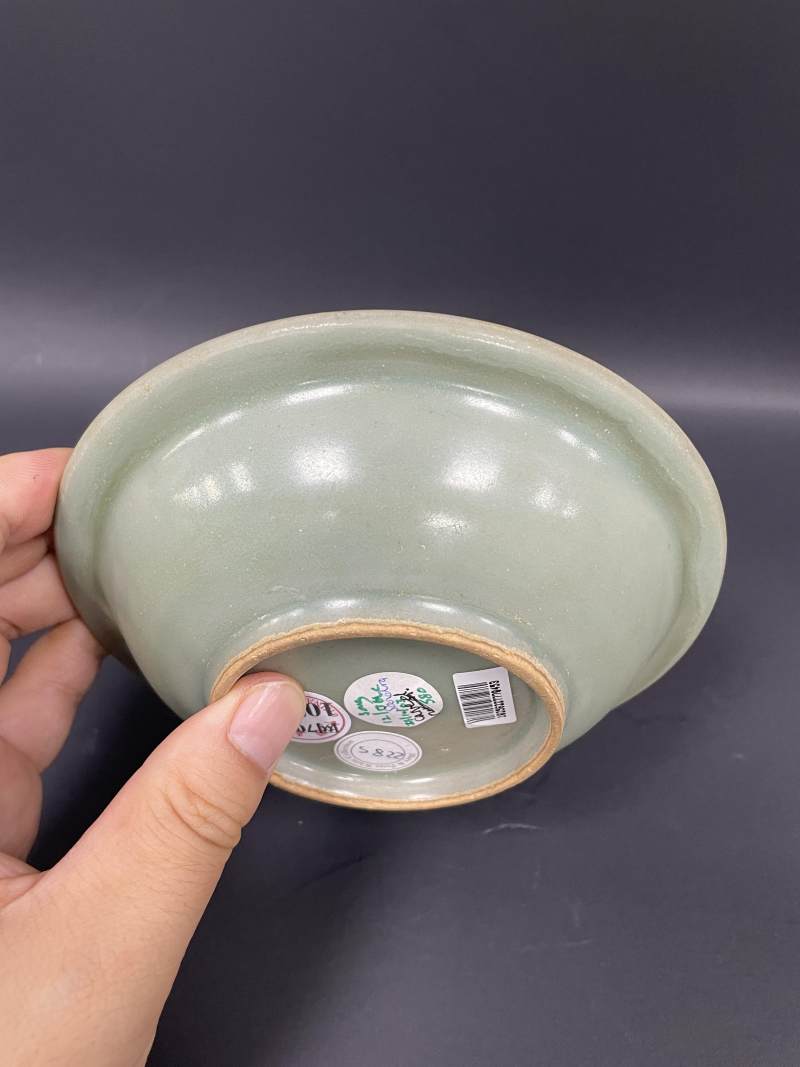元  龙泉青釉菊瓣纹折沿盘 - 图8