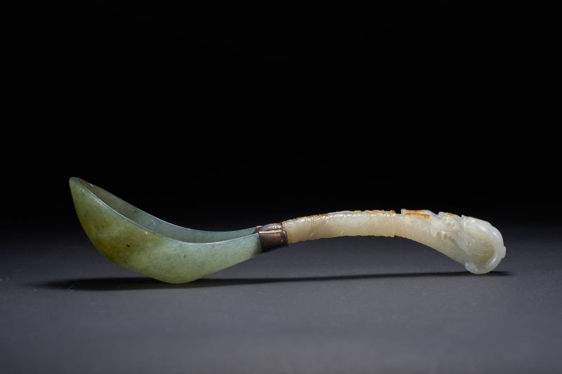 清中期  白玉带皮镶碧玉龙纹匙