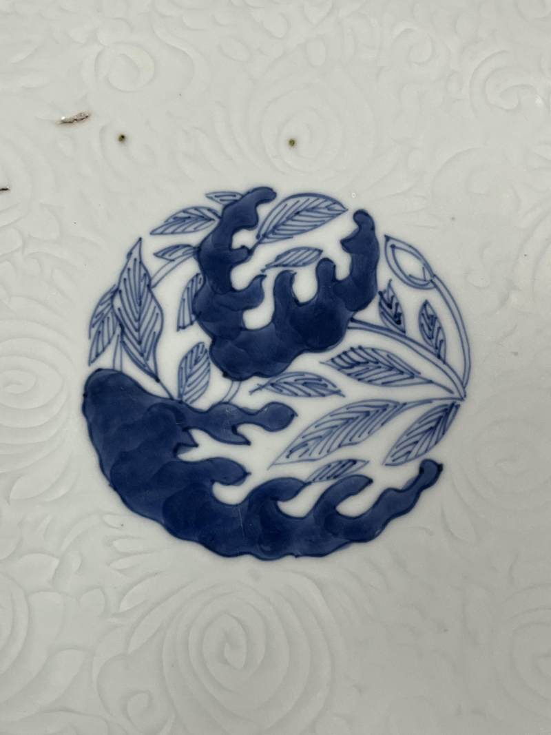 清康熙  青花暗刻花卉纹折沿大盘 - 图6