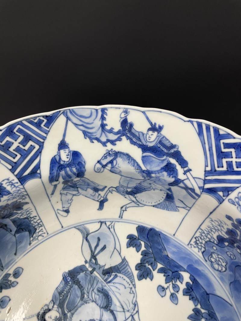清康熙  青花锦地开光刀马人物纹折沿大盘 - 图8