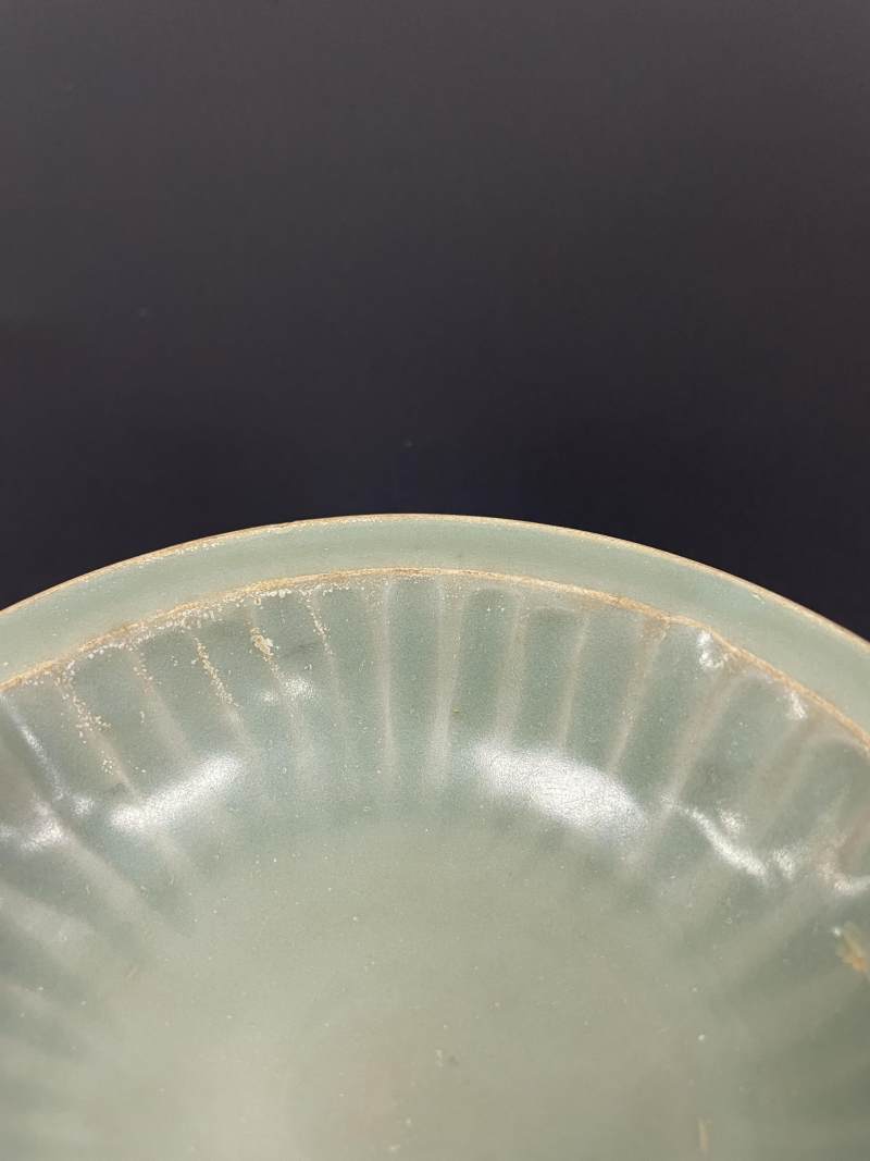 元  龙泉青釉菊瓣纹折沿盘 - 图11