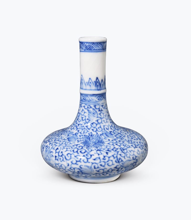 清康熙  青花缠枝花卉纹小荸荠瓶
