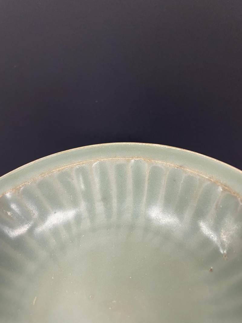 元  龙泉青釉菊瓣纹折沿盘 - 图12