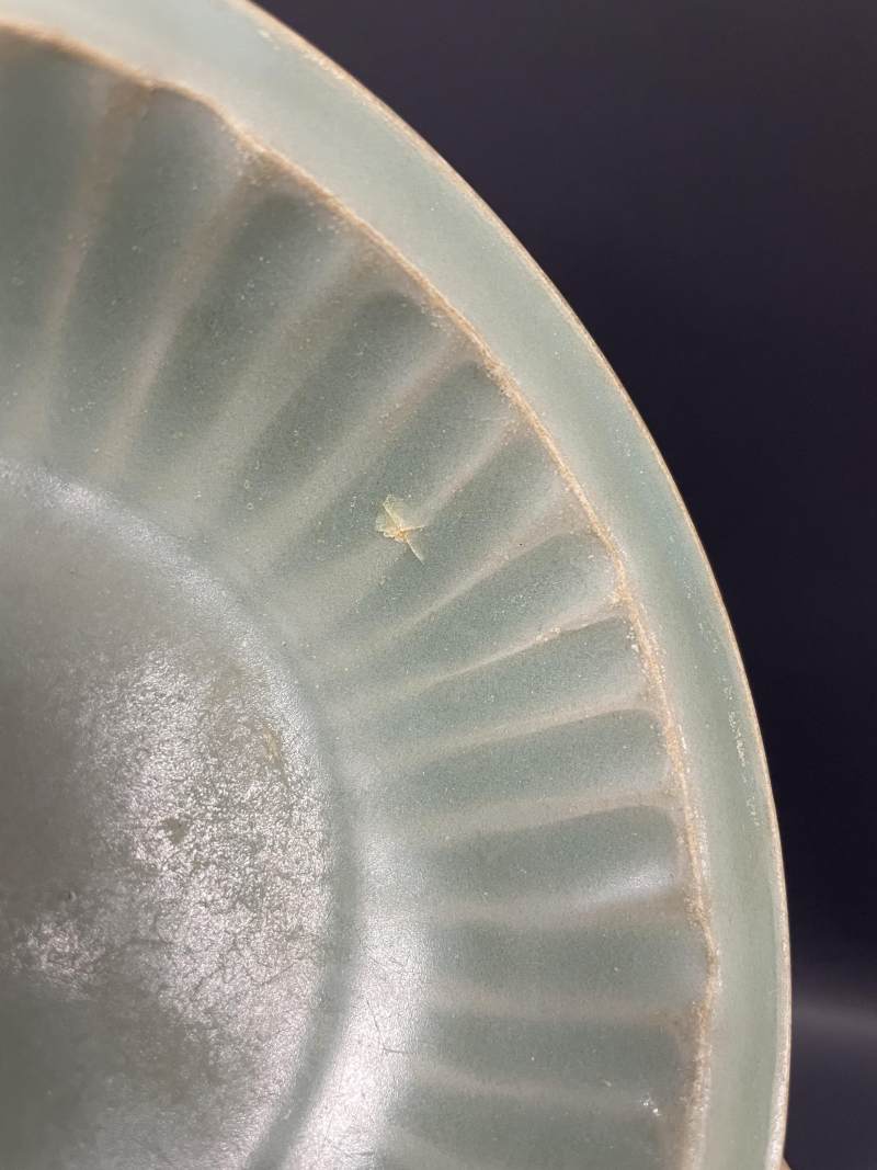 元  龙泉青釉菊瓣纹折沿盘 - 图13