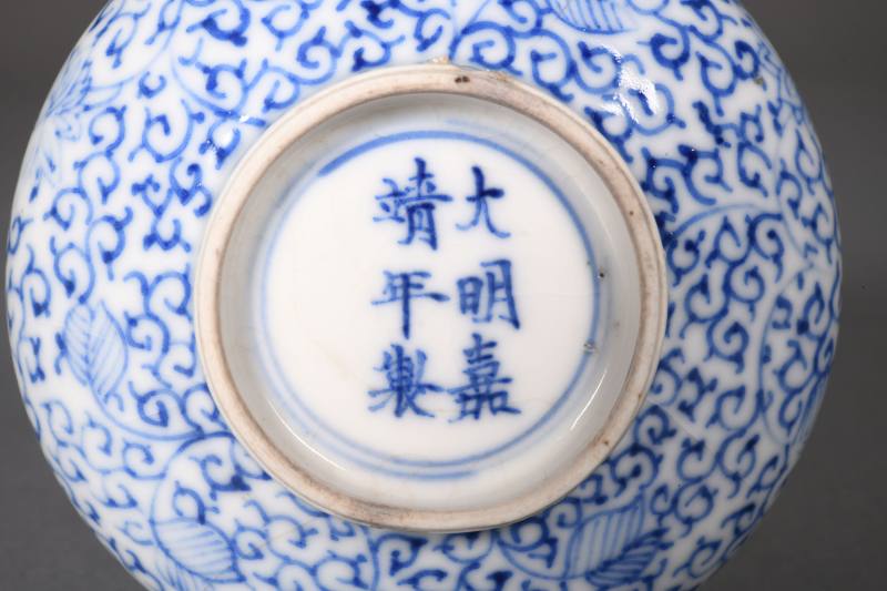 清康熙  青花缠枝花卉纹小荸荠瓶 - 图2
