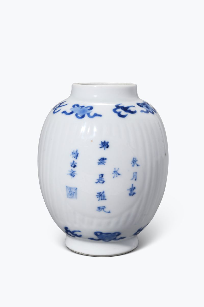 清康熙  青花开光瓶花博古诗文瓜棱罐