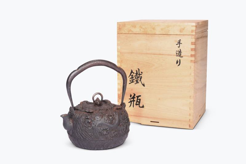 近代  龙文堂上田昭房款云龙纹铁瓶