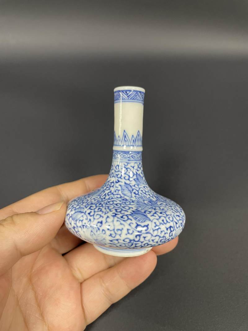 清康熙  青花缠枝花卉纹小荸荠瓶 - 图3