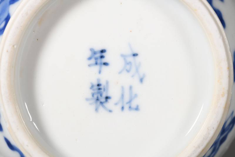 清康熙  青花开光瓶花博古诗文瓜棱罐 - 图2