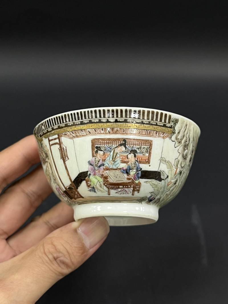 清乾隆  粉彩仕女对弈图茶圆一对 - 图3