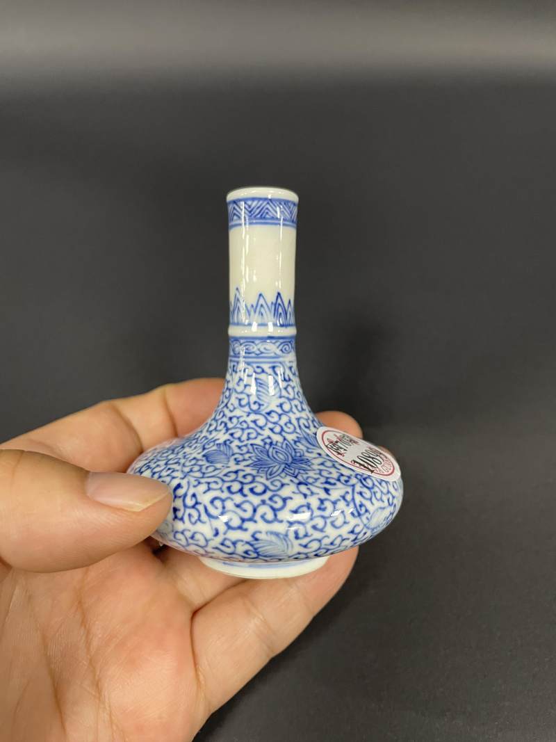 清康熙  青花缠枝花卉纹小荸荠瓶 - 图4