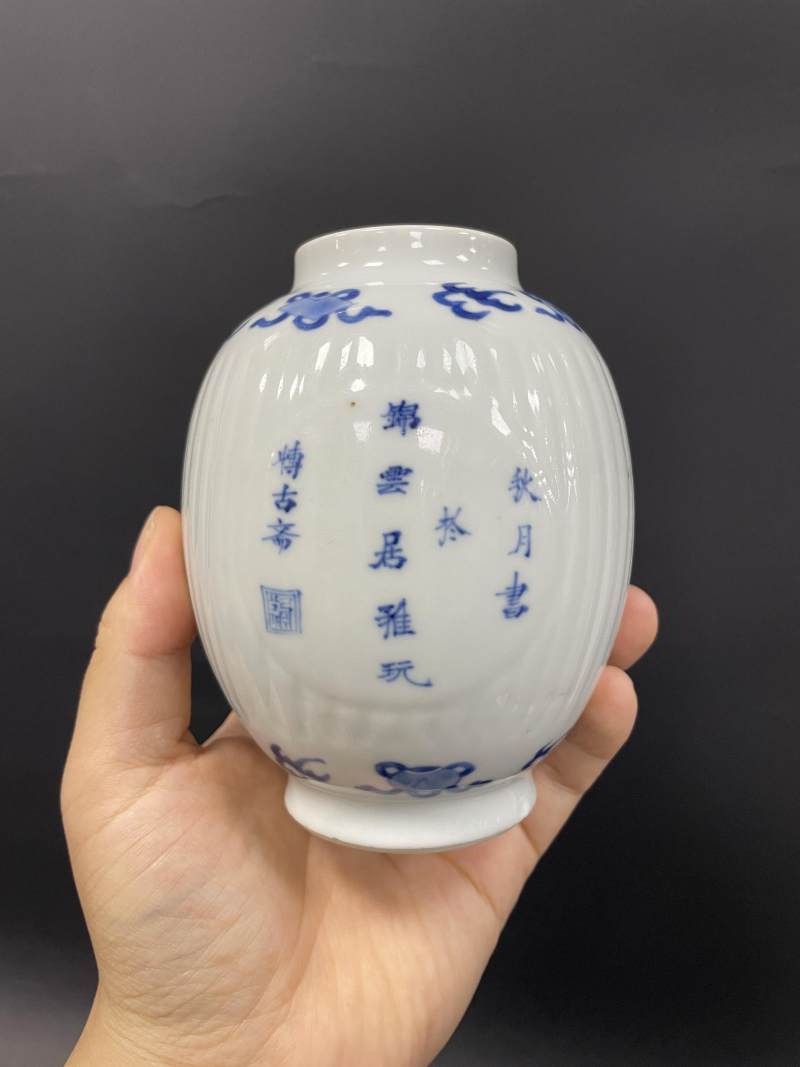 清康熙  青花开光瓶花博古诗文瓜棱罐 - 图3